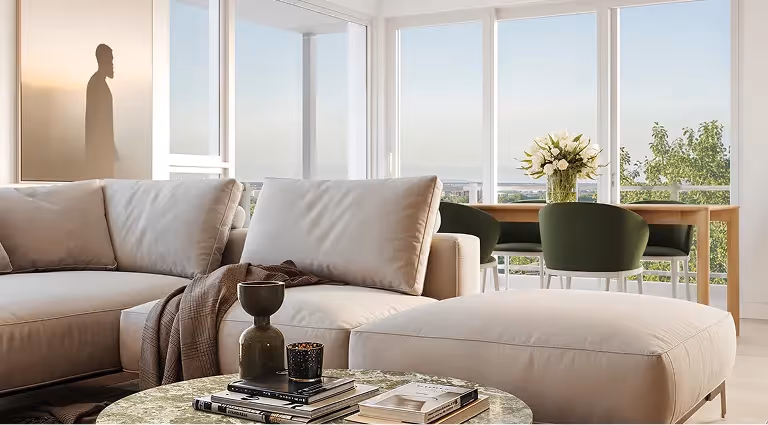 Salle à manger en bois avec chaises scandinaves et vue sur le fleuve