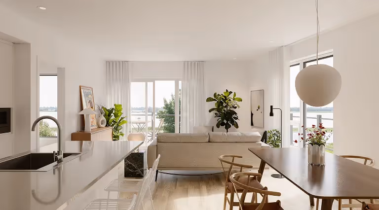 Salle à manger en bois avec chaises scandinaves et vue sur le fleuve