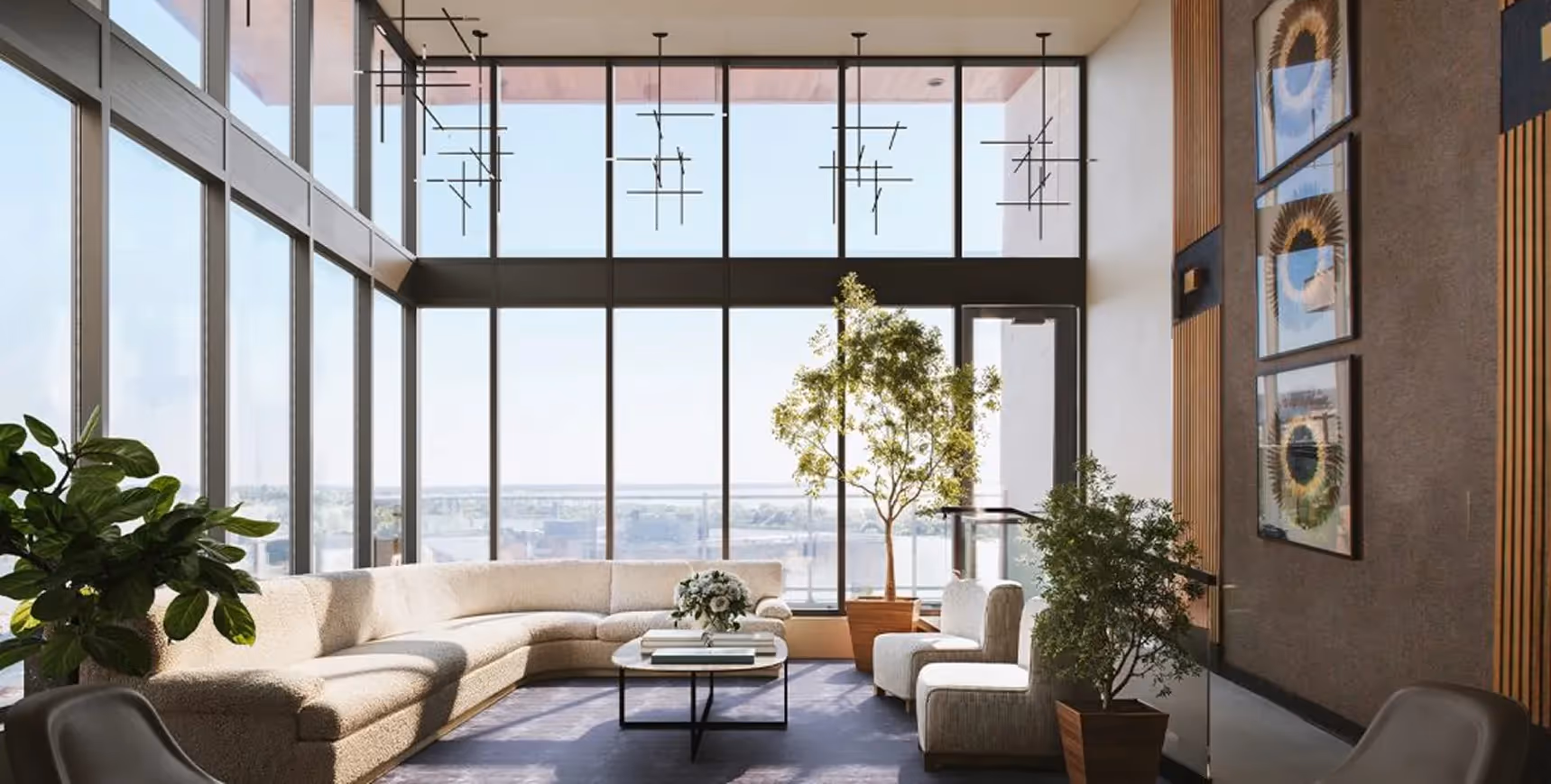 Espace lounge lumineux avec canapé arrondi, grandes baies vitrées et plantes intérieures