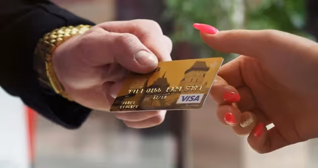 Deux mains échangeant une carte de crédit
