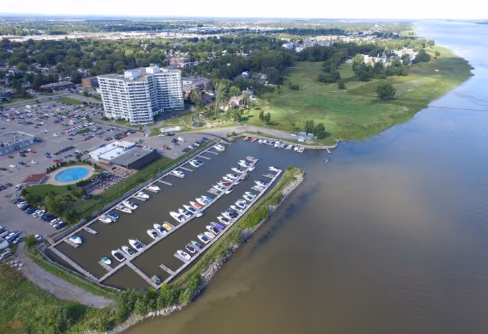 Vue aérienne d'une marina avec bateaux amarrés en bord de fleuve