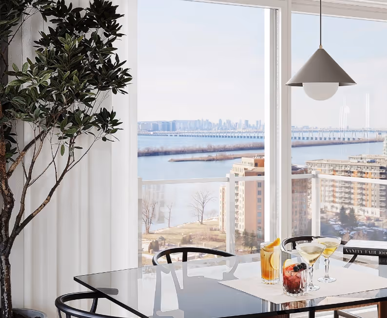 Salle à manger de l'AlterEGO avec vue panoramique sur le fleuve et la skyline depuis Brossard