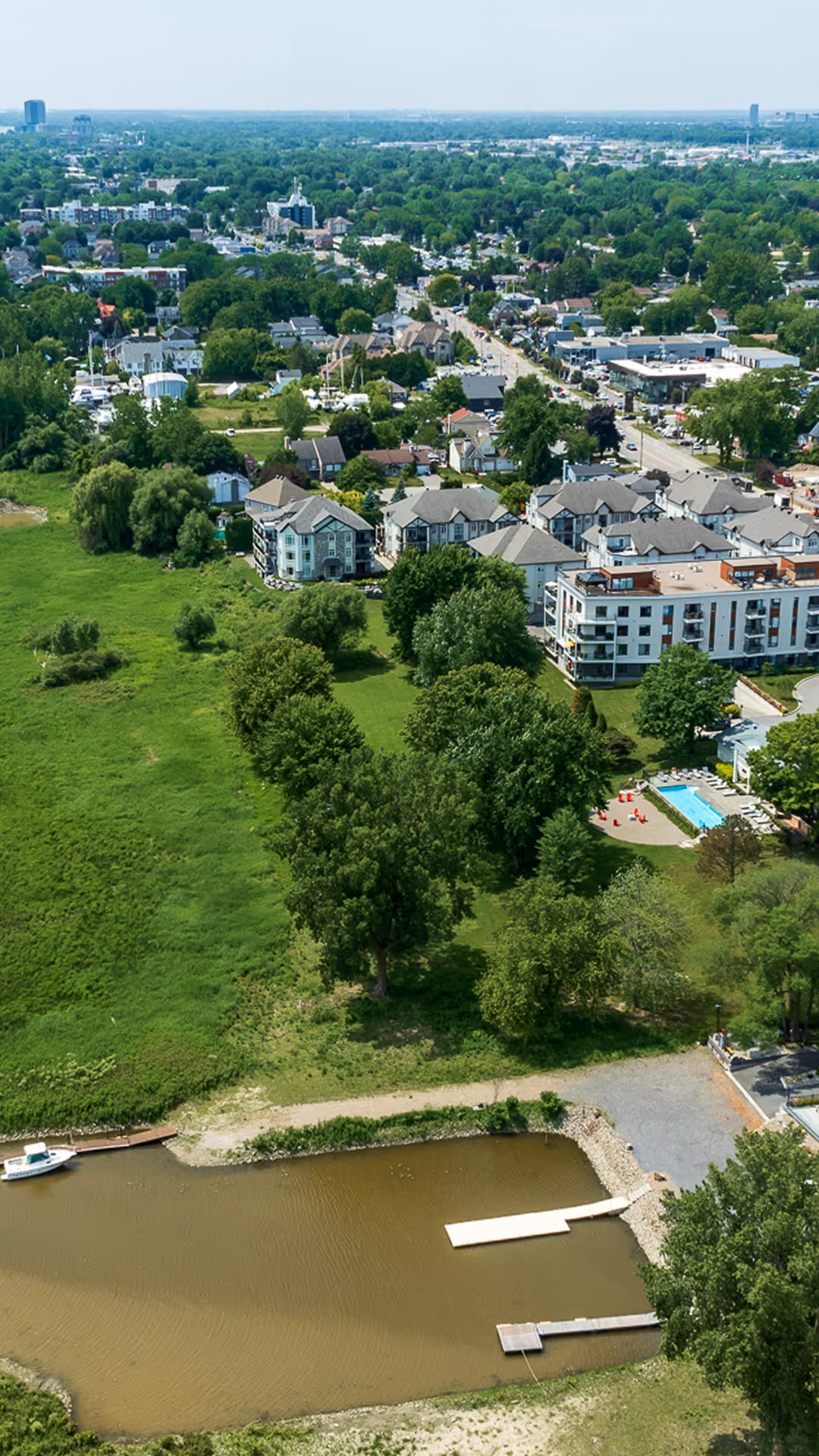 Vue aérienne d'un complexe résidentiel moderne en bord de fleuve