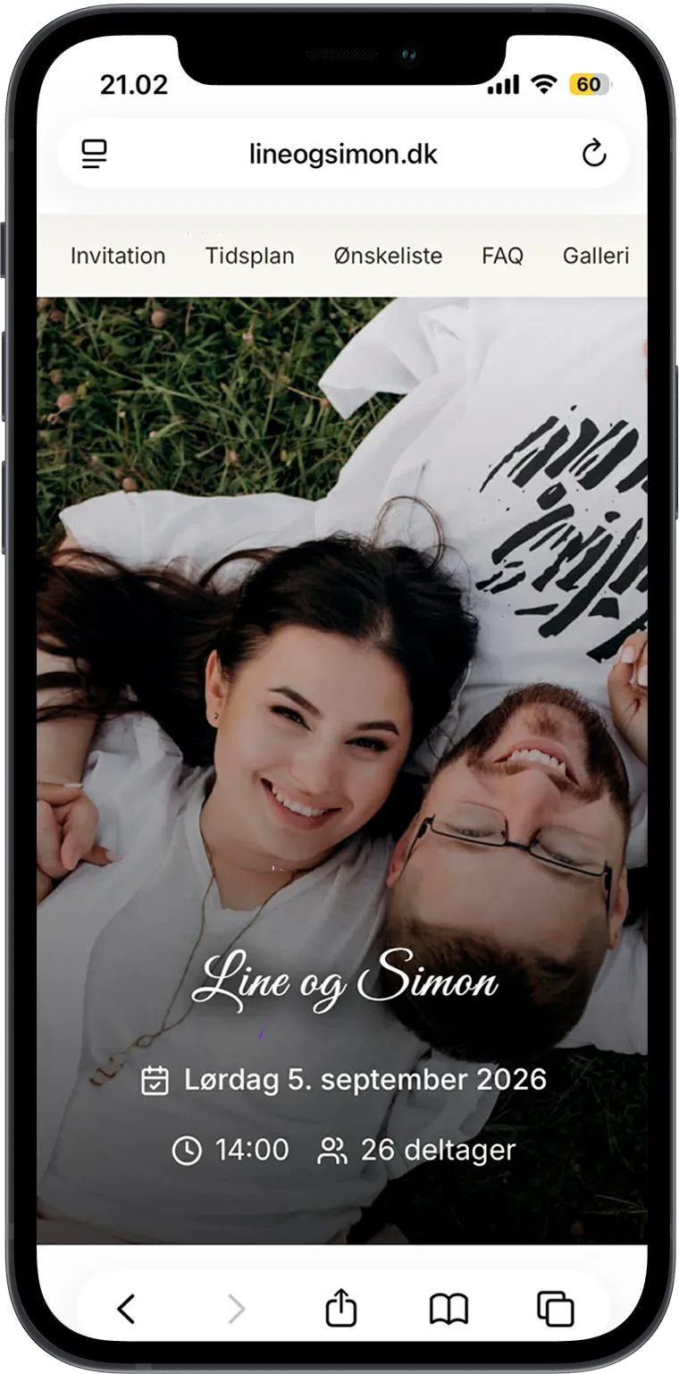 Billede af et smilende par liggende på græs med teksten Line og Simon, bryllupsdato lørdag 5. september 2026, kl. 14:00, og 26 deltagere.