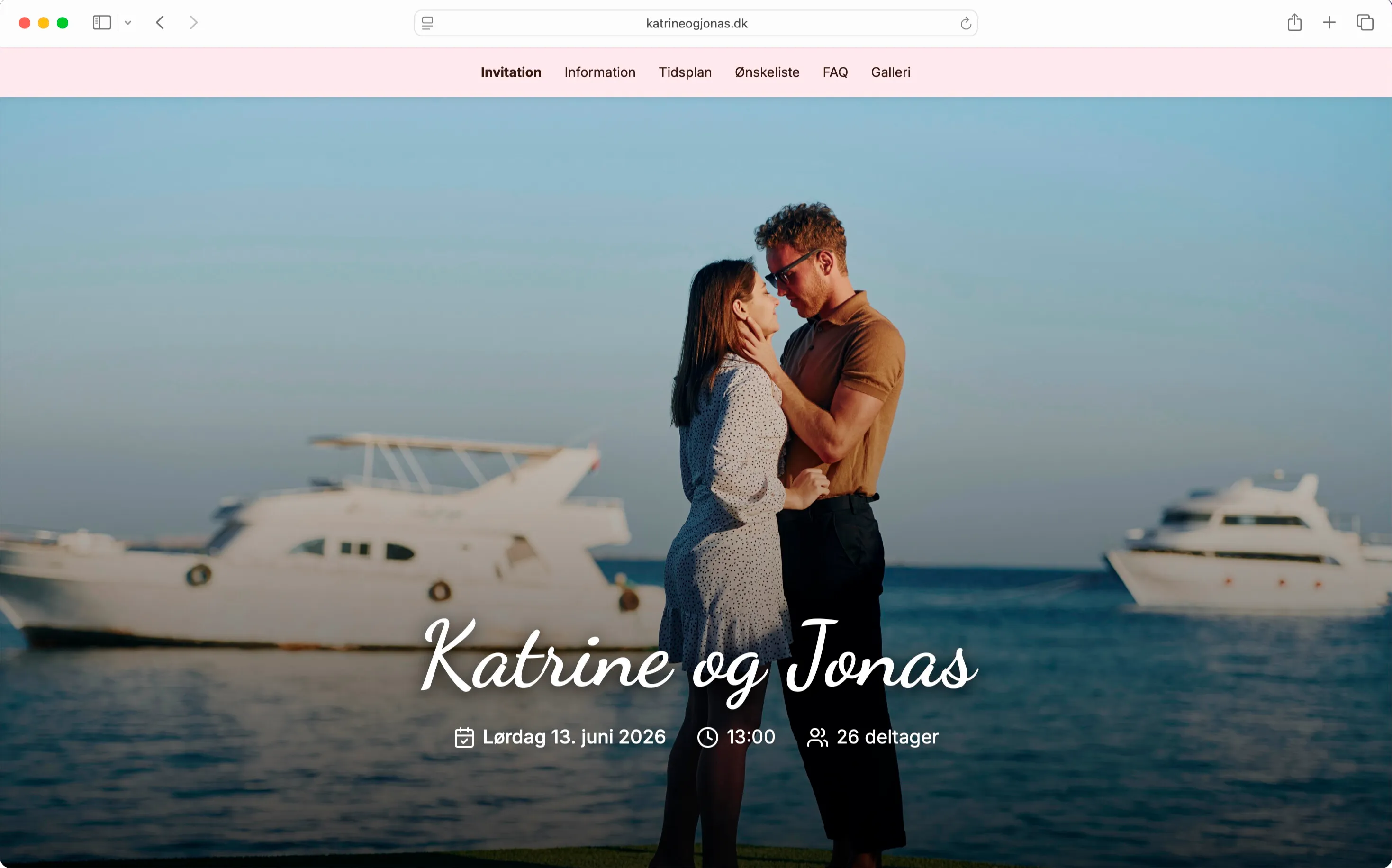 Katrine og Jonas står tæt ved vandet med to hvide både i baggrunden, klar til bryllup den 13. juni 2026 kl. 13:00 med 26 deltagere.