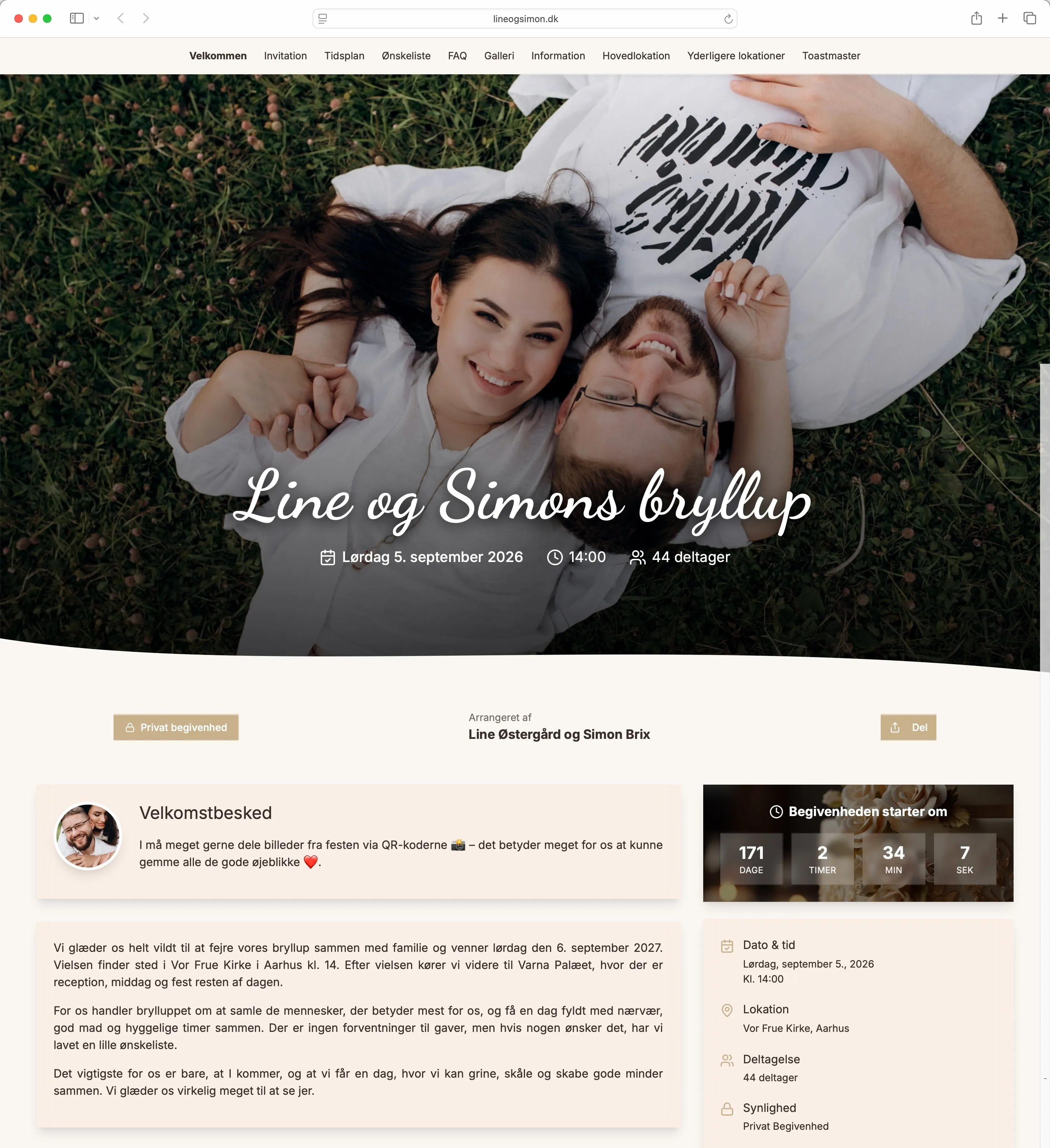 Line og Simon smilende, liggende på græs med hovederne tæt sammen, på deres bryllupswebside med detaljer om dato, tid og deltagere.