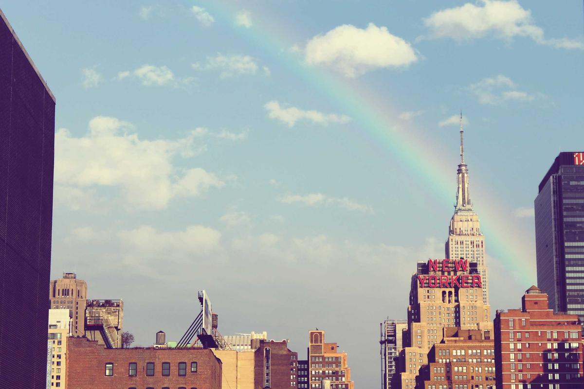 Farverige og bæredygtige festdekorationer med blomster, lyskæder og personlige detaljer til en fest i 2025