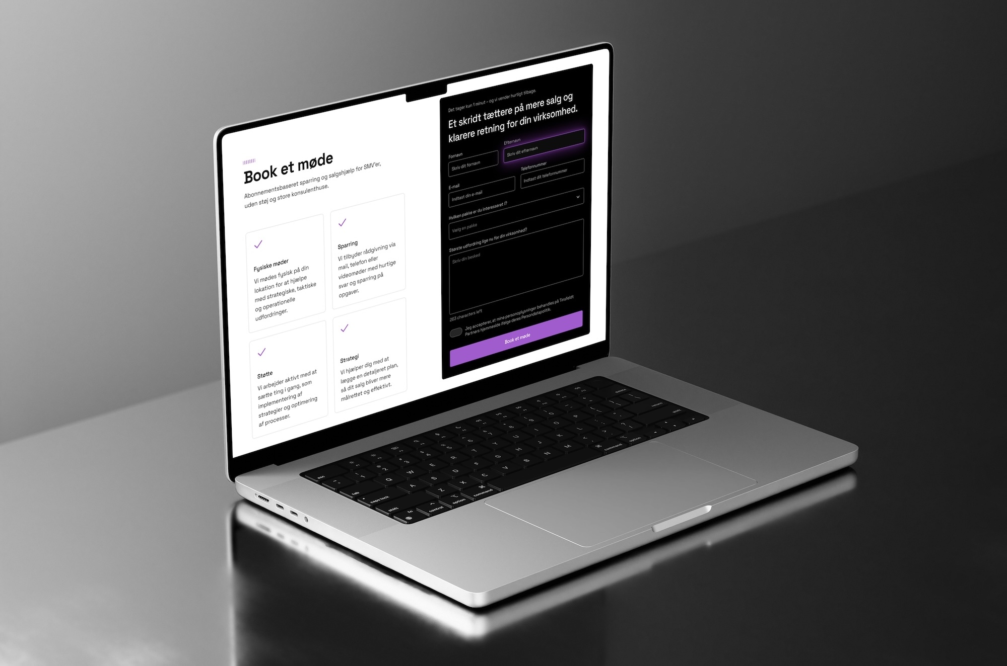 Laptop der viser en dansk bookingside til aftalebooking med sektioner til fysiske møder, sparring, support, strategi og en sort formular til brugeroplysninger.