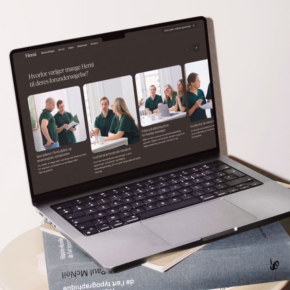 Laptop der viser Hemi Healths website i dark mode.
