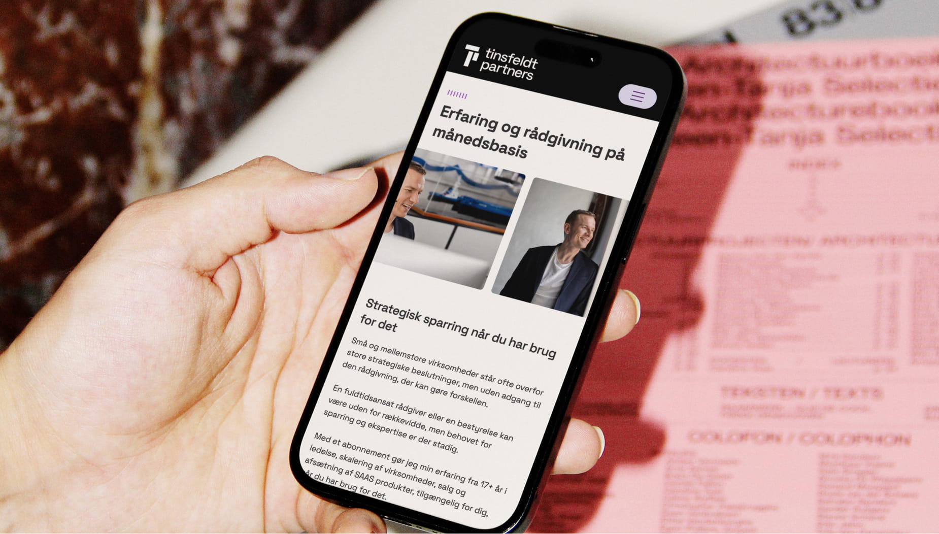 Laptop der viser en dansk bookingside til aftalebooking med sektioner til fysiske møder, sparring, support, strategi og en sort formular til brugeroplysninger.