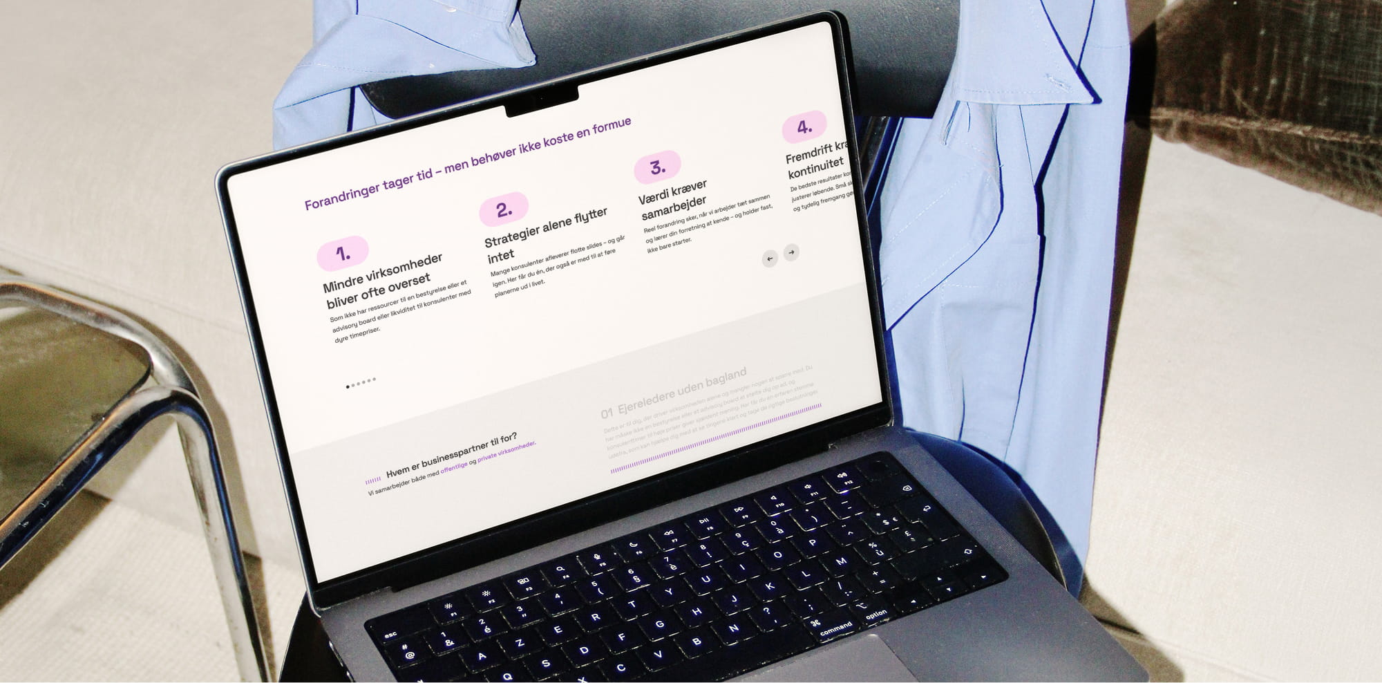 Laptop der viser Tinsfeldt Partners' website med sektionen 'Forandringer tager tid – men behøver ikke koste en formue'.
