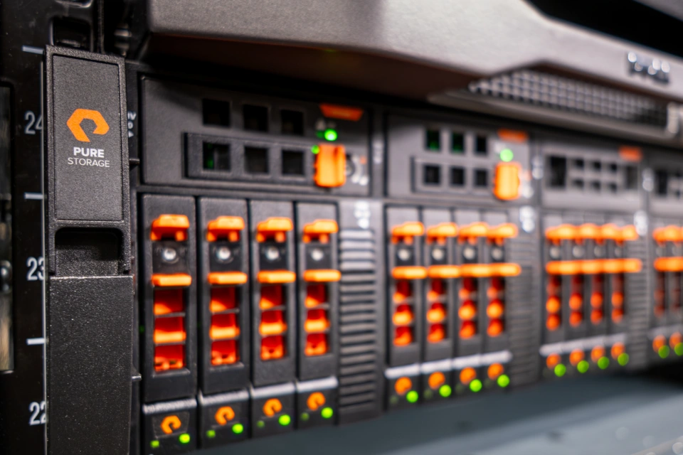 Synology NAS Gerät mit Modellbezeichnung KBO-NAS-0001 und aktiven Statusanzeigen.