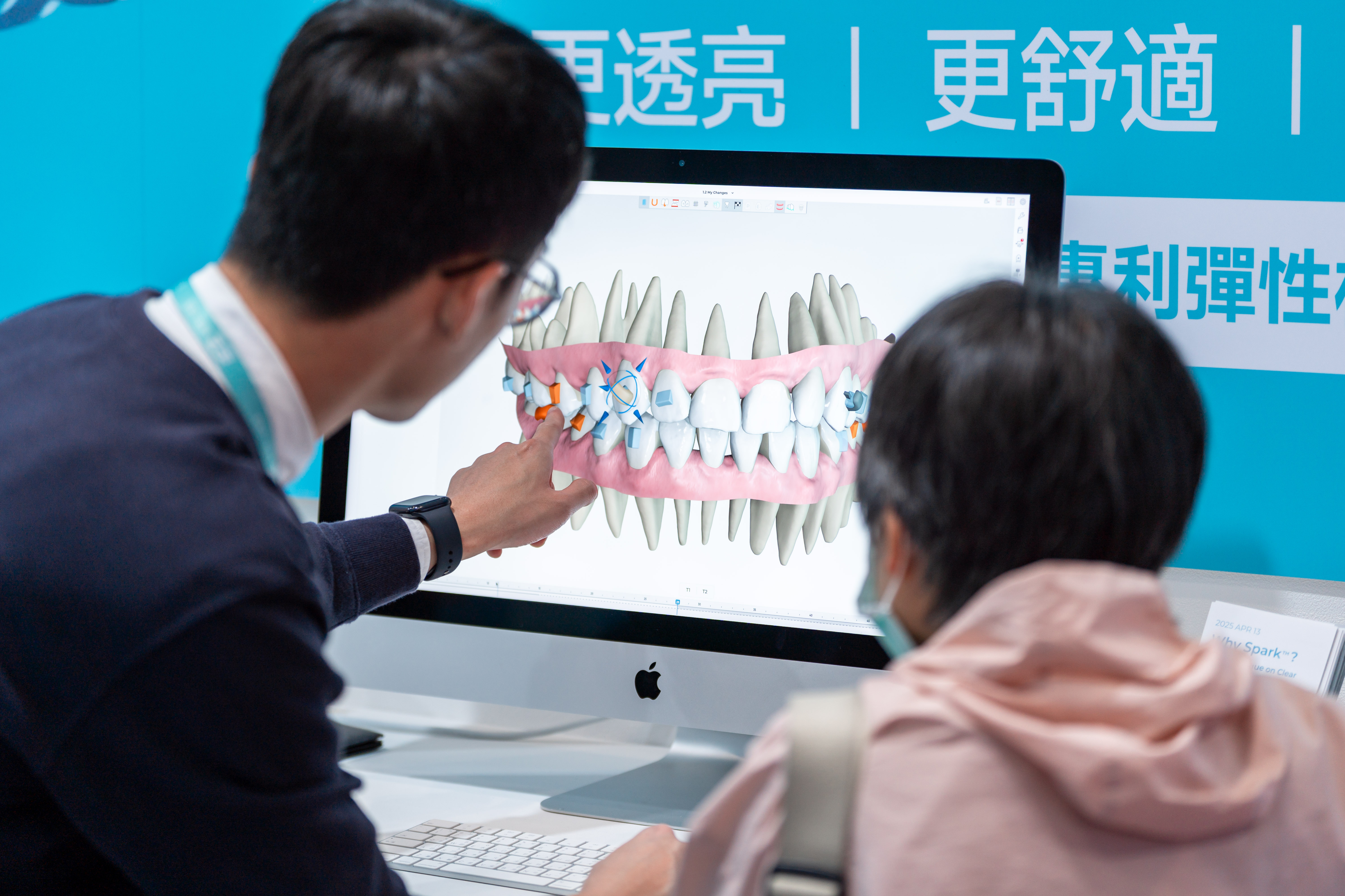 展場人員向參觀者介紹牙科產品