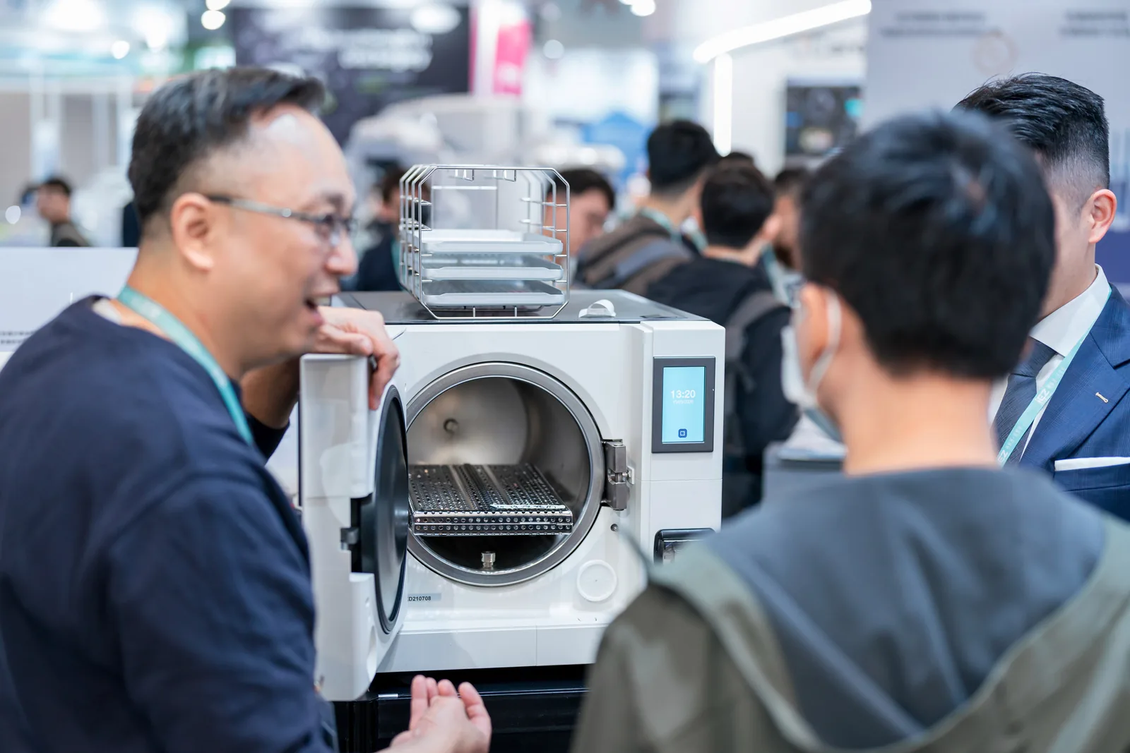 湧傑人員示範開啟 E10 滅菌鍋
