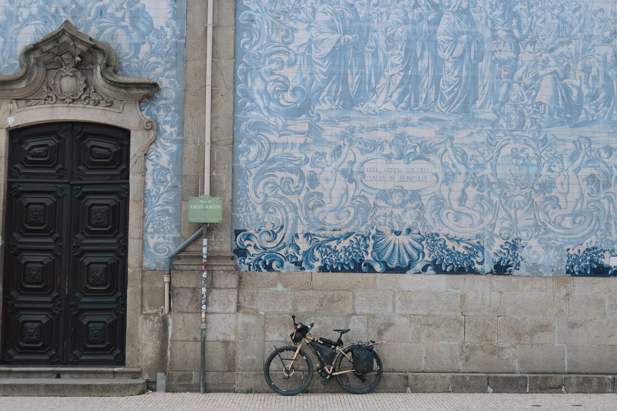 image of cycling community event (for a bicycle shop)