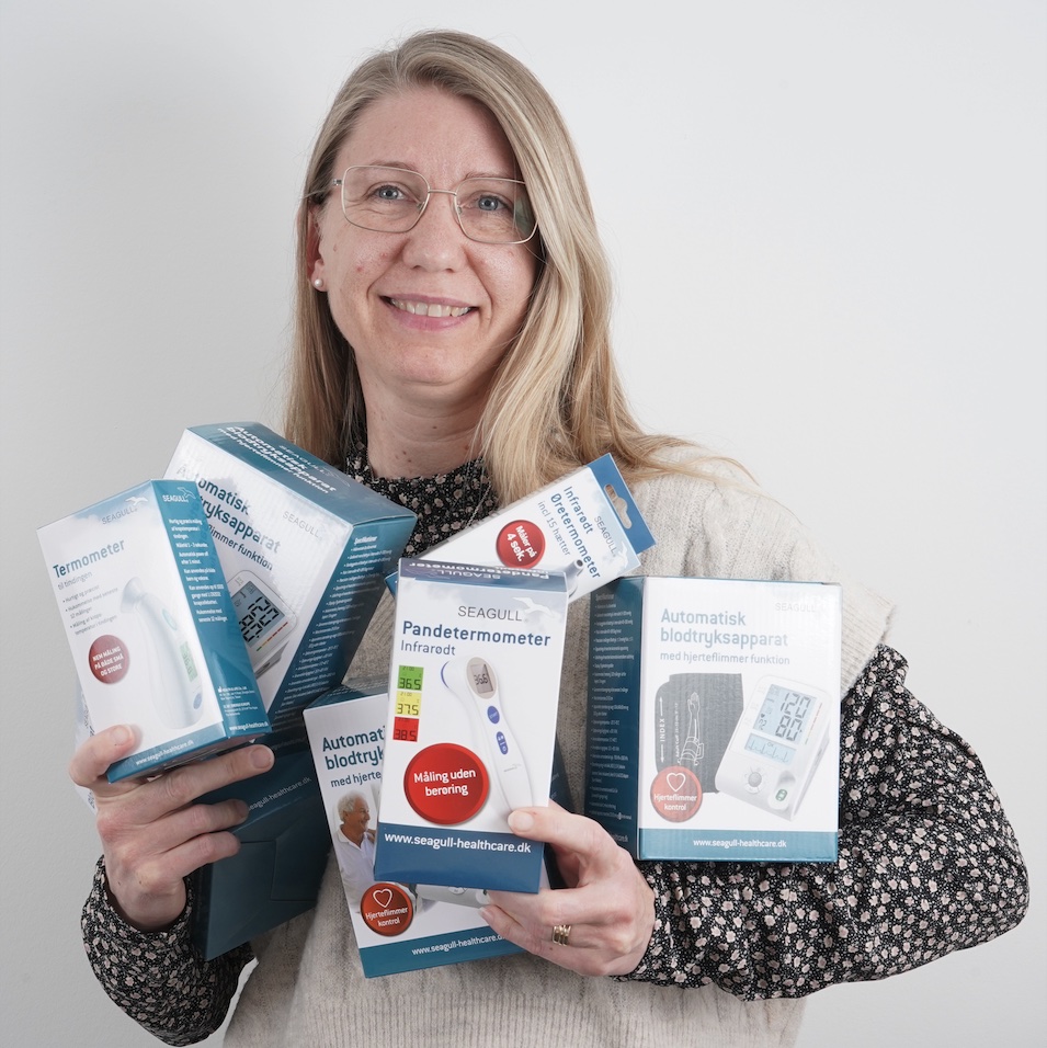 Hanne Thomassen fra Seagull Healthcare holder blodtryksmålere og øretermometer