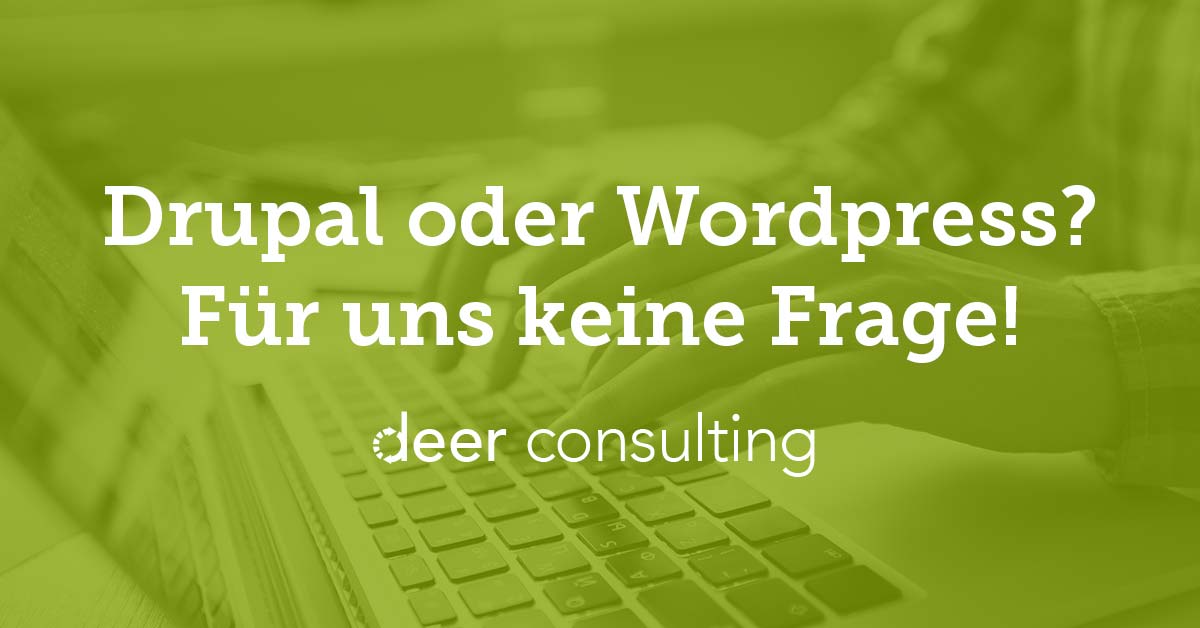 Grün eingefärbtes Titelbild mit der Aufschrift „Drupal oder WordPress? Für uns keine Frage!“ und dem Logo „deer consulting“ vor einem unscharfen Hintergrund mit Laptop-Tastatur.
