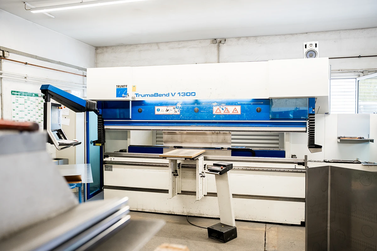 TrumaBend V 1300 Blechbiegemaschine in einer gut beleuchteten Werkstatt.