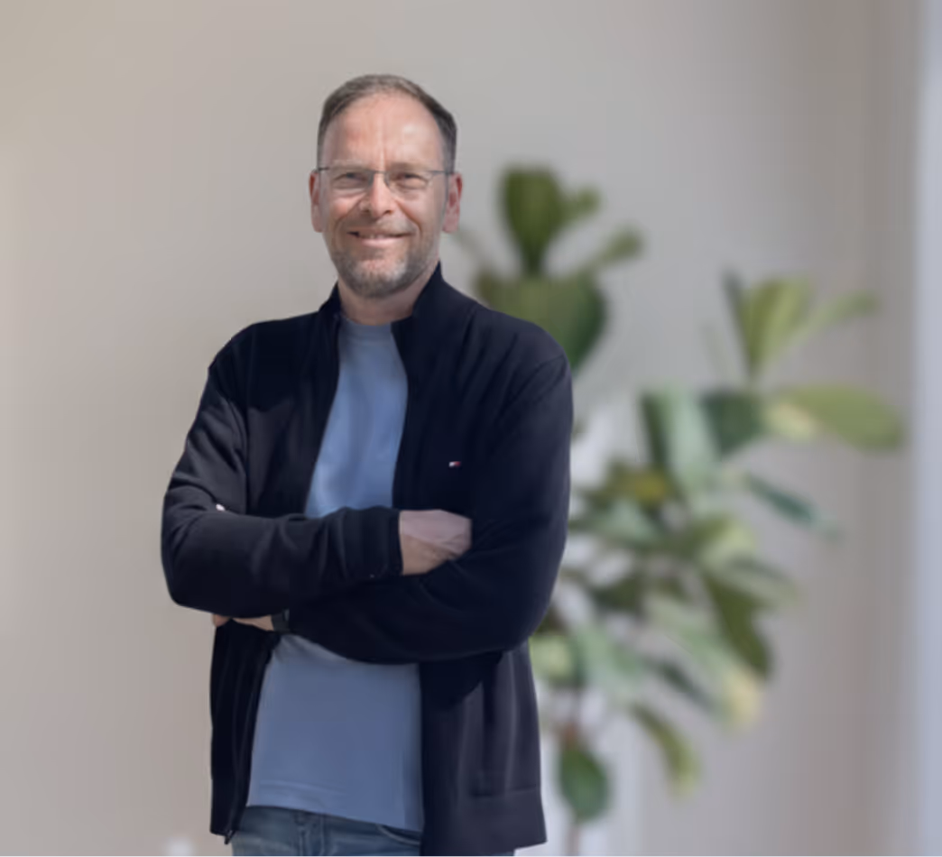 Portretfoto van Mark, gecertificeerd stopcoach, met gekruiste armen