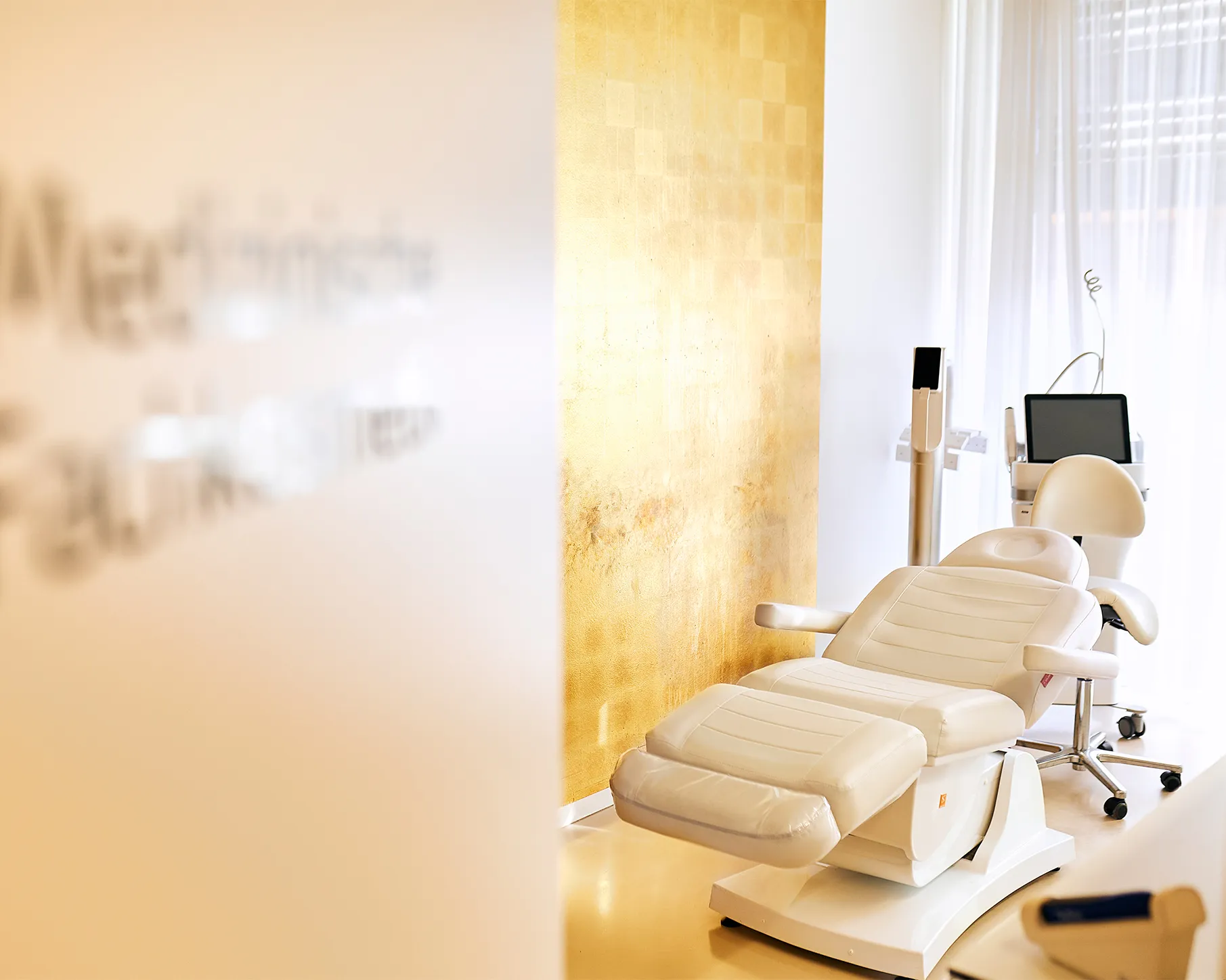 Sicht in einen der Behandlungsräume mit Behandlungsstuhl