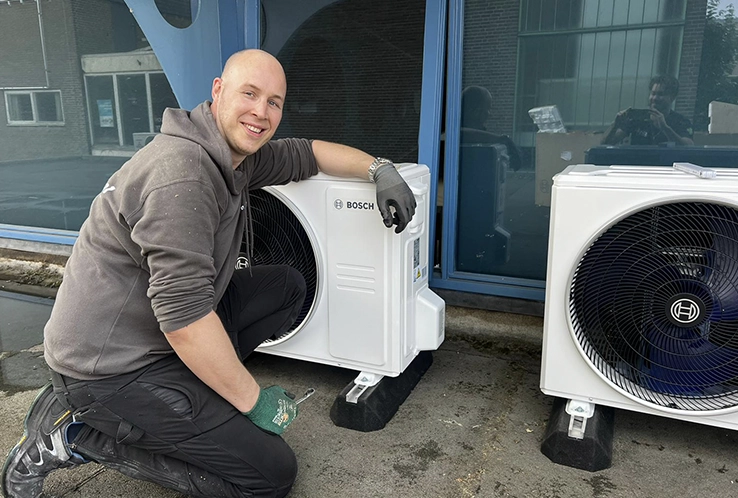 Twee huizen met zonnepanelen op het dak.