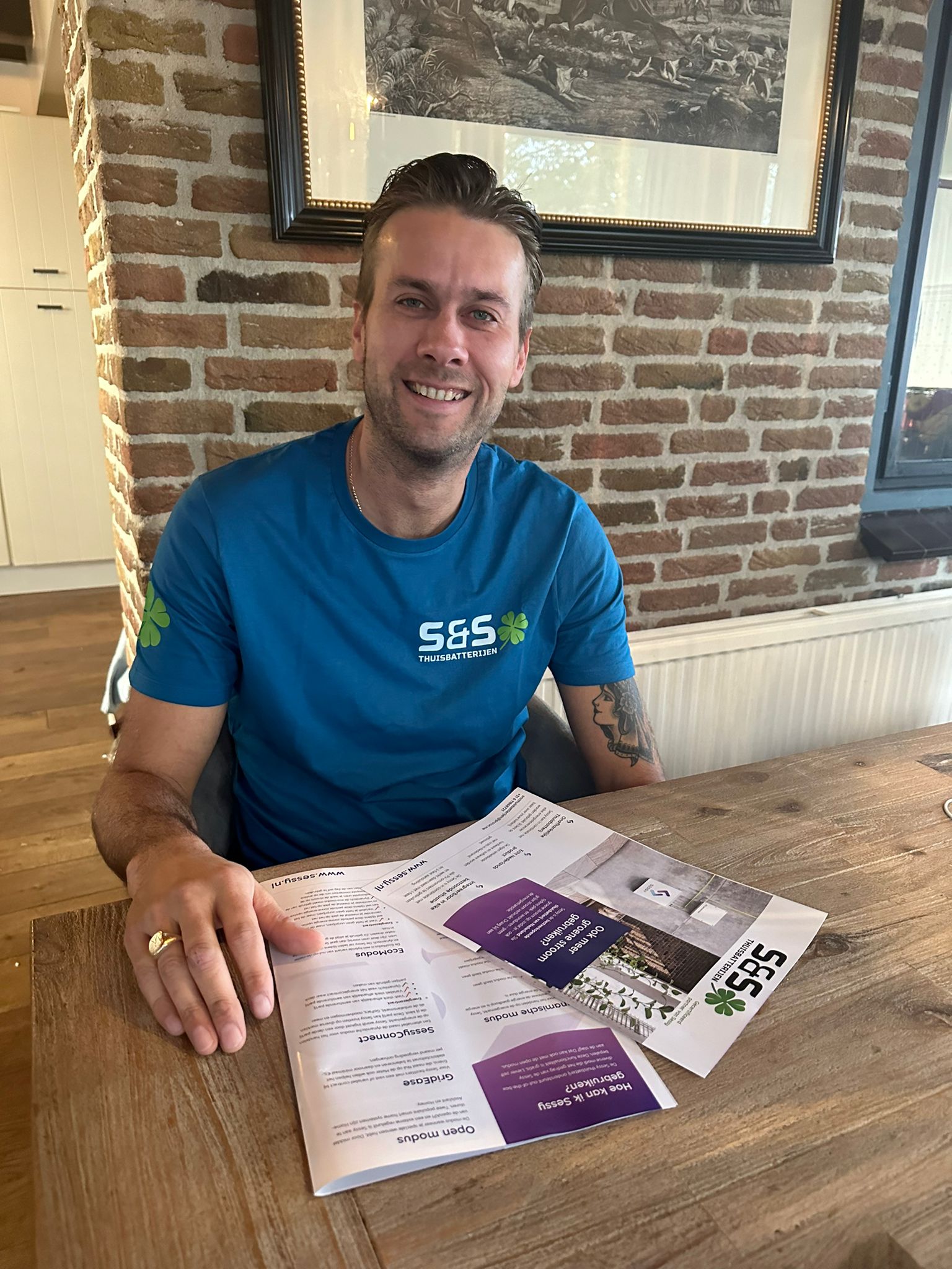 Twee huizen met zonnepanelen op het dak.