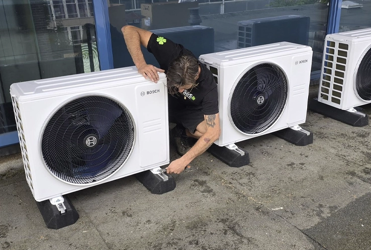 Twee huizen met zonnepanelen op het dak.