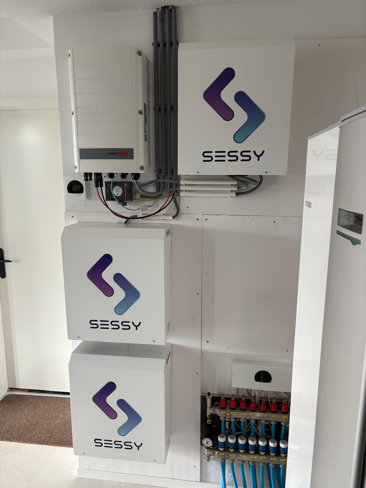 Twee huizen met zonnepanelen op het dak.