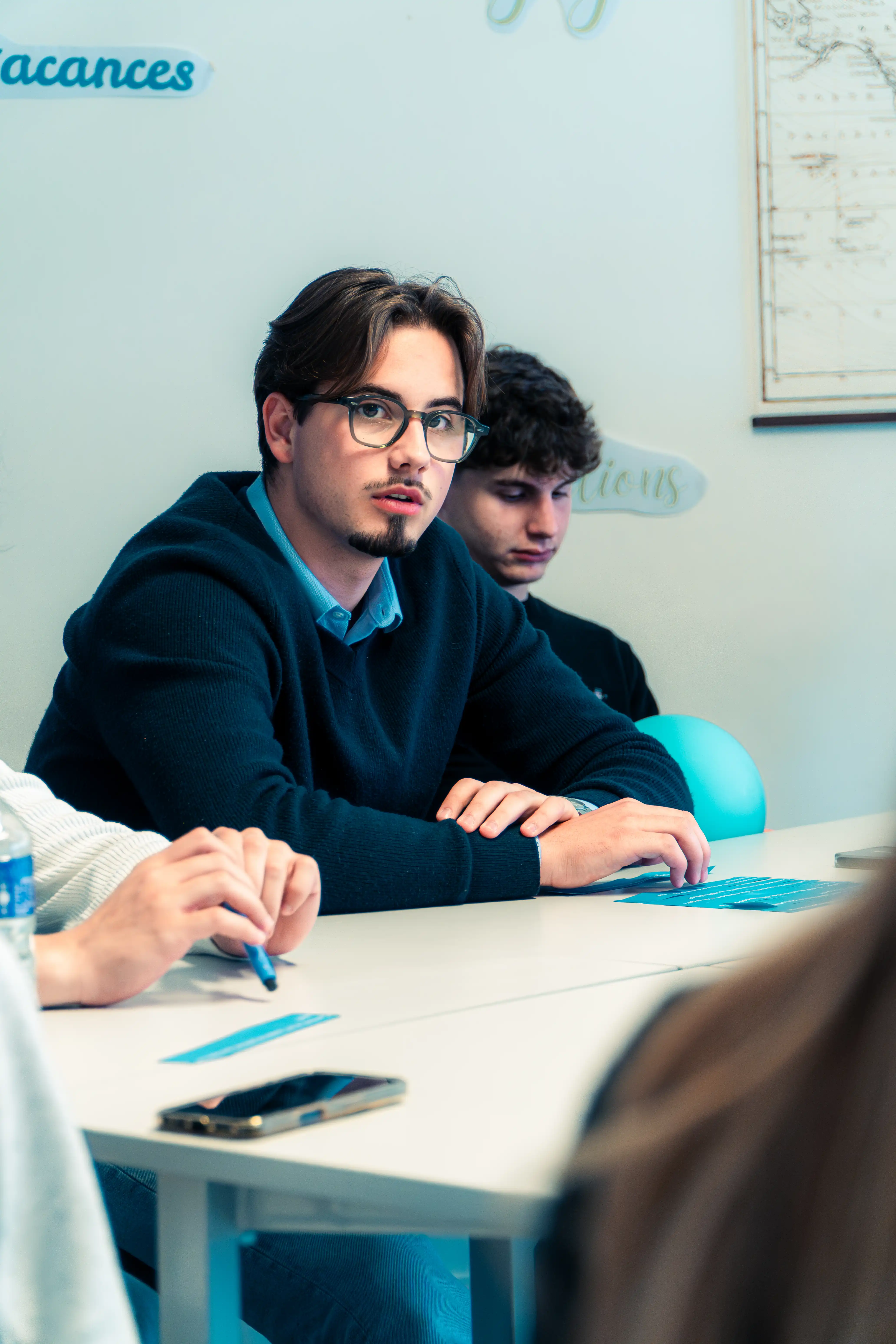 Apprenants travaillant en groupe pendant un cours ISFAC