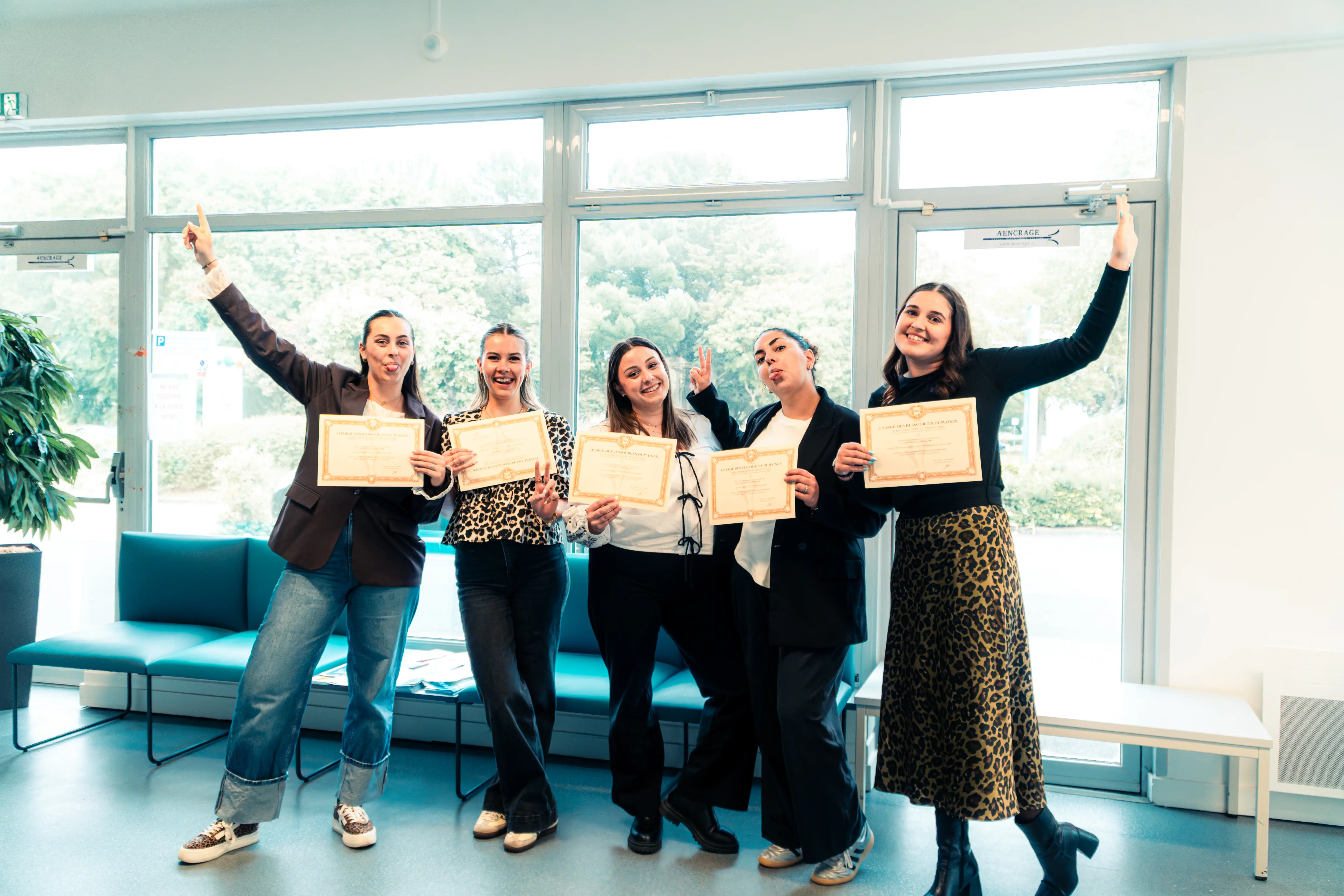Apprenantes célébrant une remise de certificats ISFAC