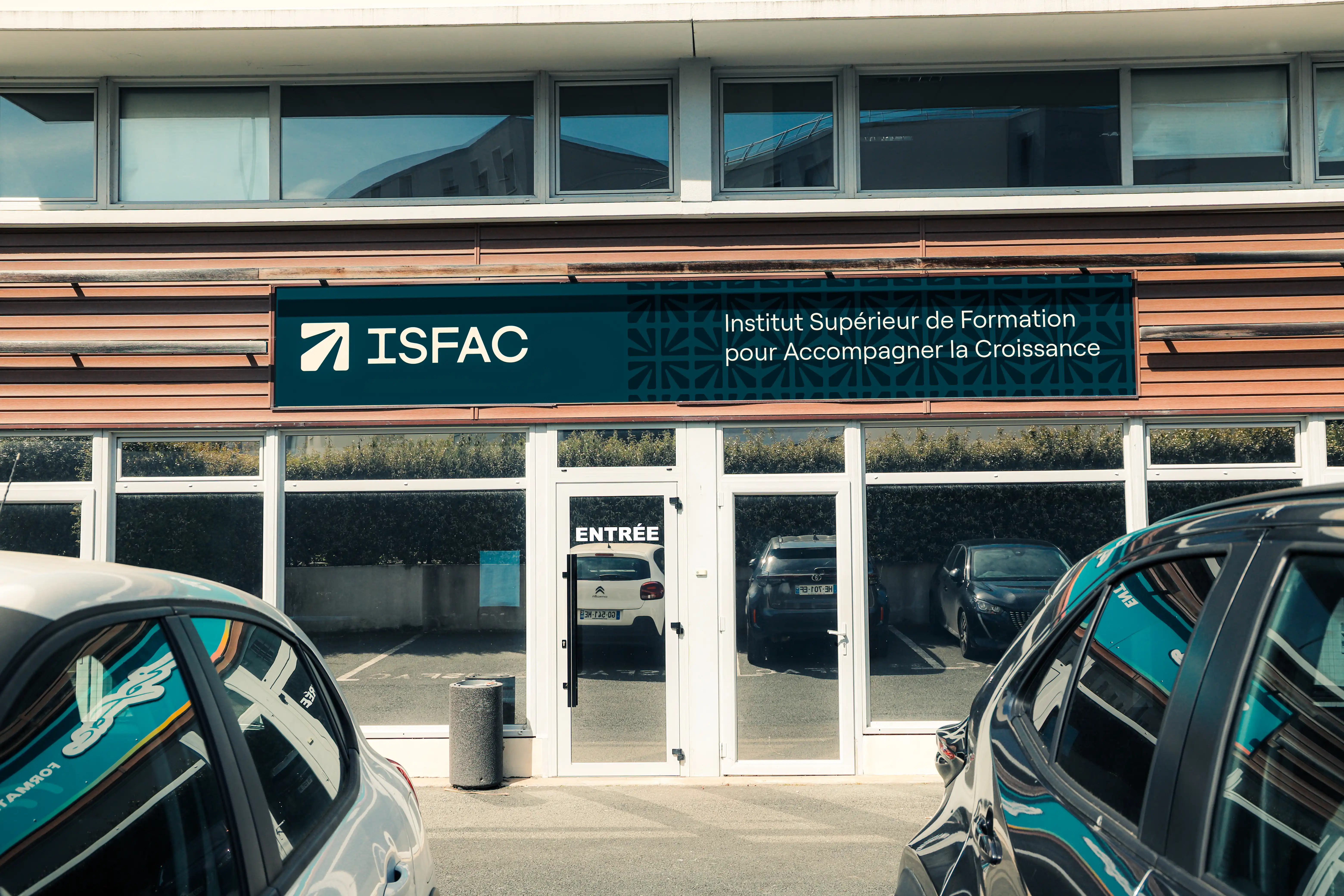 Enseigne ISFAC La Rochelle vue de face