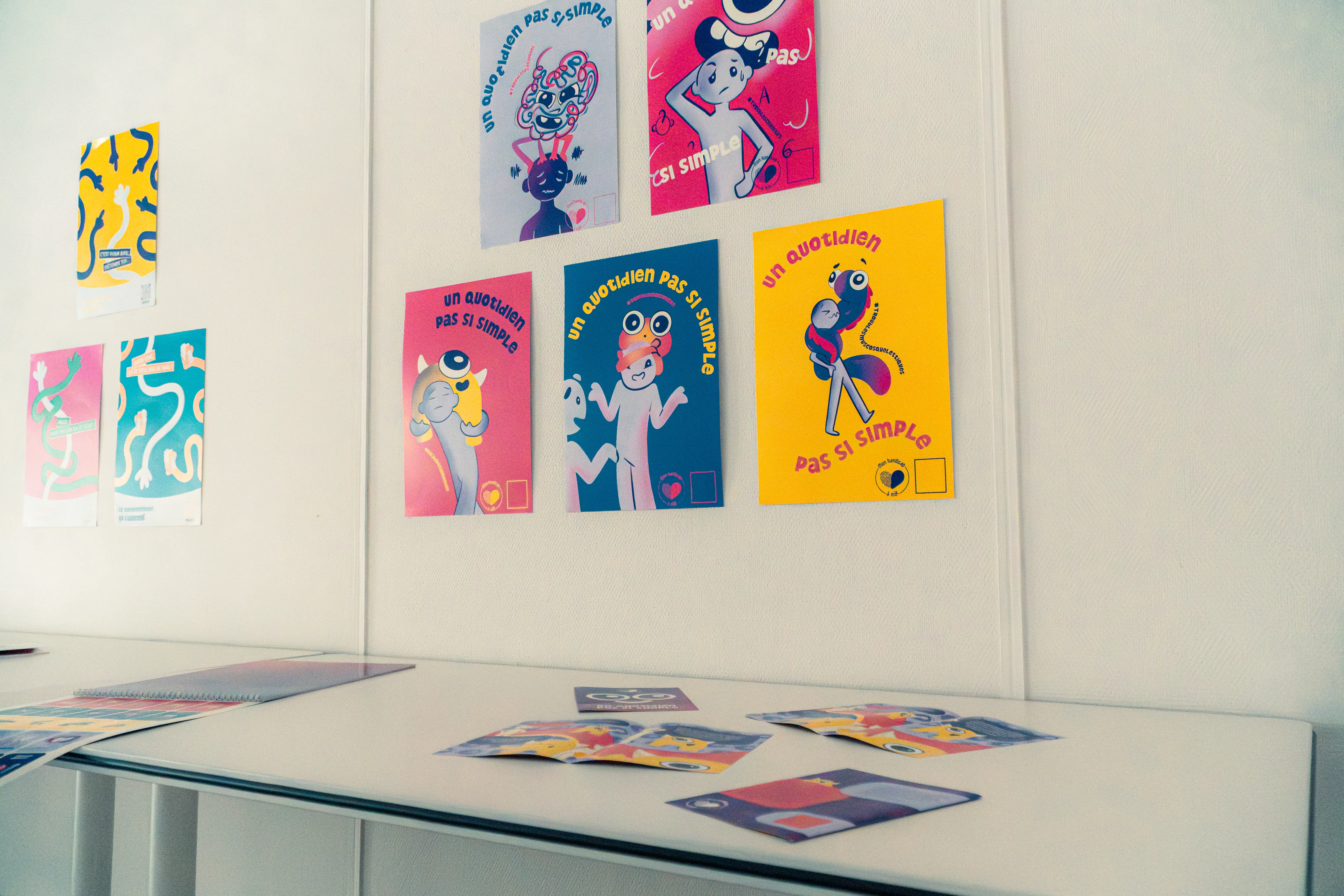 Affiches colorées présentées lors d’un atelier design ISFAC