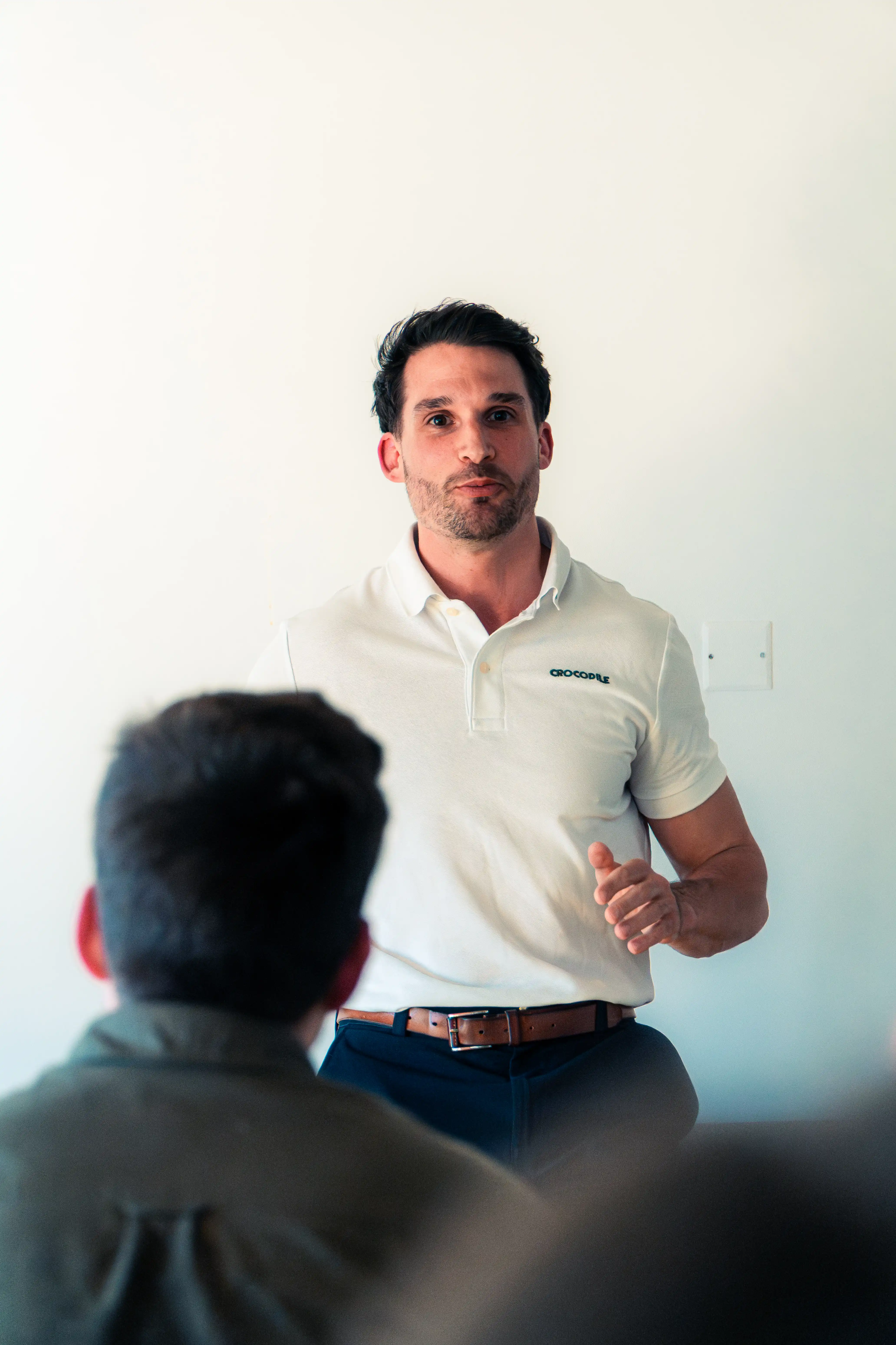 Intervenant animant un cours devant des apprenants ISFAC