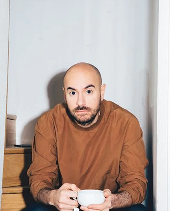 Le boss originel du format court sur le digital, quoi de plus logique que de faire équipe ? Comédien, stand-uppeur, auteur, réalisateur et lanceur d'alerte sur la tomate française, Kyan Kojanski touche-à-tout. Il a fait Bref., présente l'émission des sauces qui piquent, et hoste un podcast de bons gens. Et en gros, on bosse sur à peu près tout ensemble.