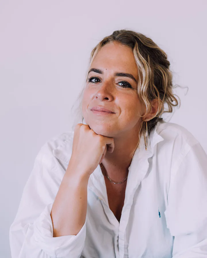 Humoriste au franc-parler un tiers sangria, un tiers fondue et un tiers tract syndical (la dame est suisse-franco-espagnole), Julie transforme l'actu en punchlines avec une précision chirurgicale. Quatre Montreux, des dates au Point Virgule, des chroniques à la RTS chaque semaine… Juju la nuance bosse et assume très bien ses opinions très tranchées.