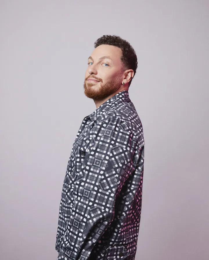 Stand-uppeur, comédien, et probablement la personne la plus créative de la pièce : costumes, décors, écriture, il touche à tout et le fait très bien. On l'a vu dans Encore Vous ? et dans son ambitieux one-man Panache et on vous le dit, il est à suivre de près. Timing et style affûté, le genre de mec qui prouve que le stand-up c'est aussi un art total.