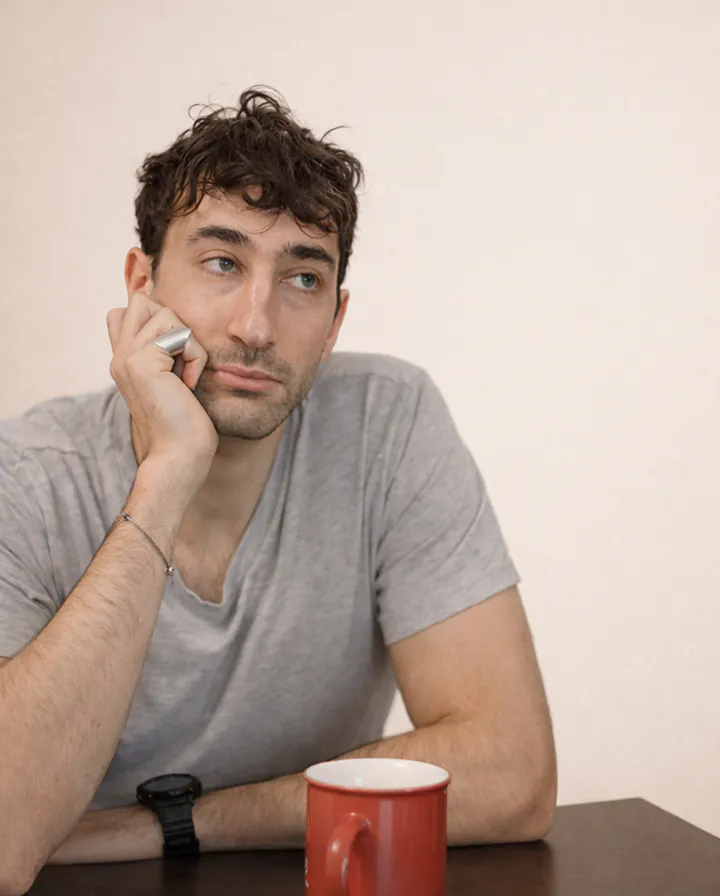 Comédien et auteur avec un sens du personnage redoutable, Mehdi construit des univers entiers à partir de rien, et ça marche à chaque fois. Le genre de talent qui impressionne les gens du métier et fait rire les autres. Pour les marques qui passeraient par là, on écrit avec lui des contenus et des capsules digitales pensées pour vous, avec les bons insights et les bons incarnants. Vous savez où nous trouver.