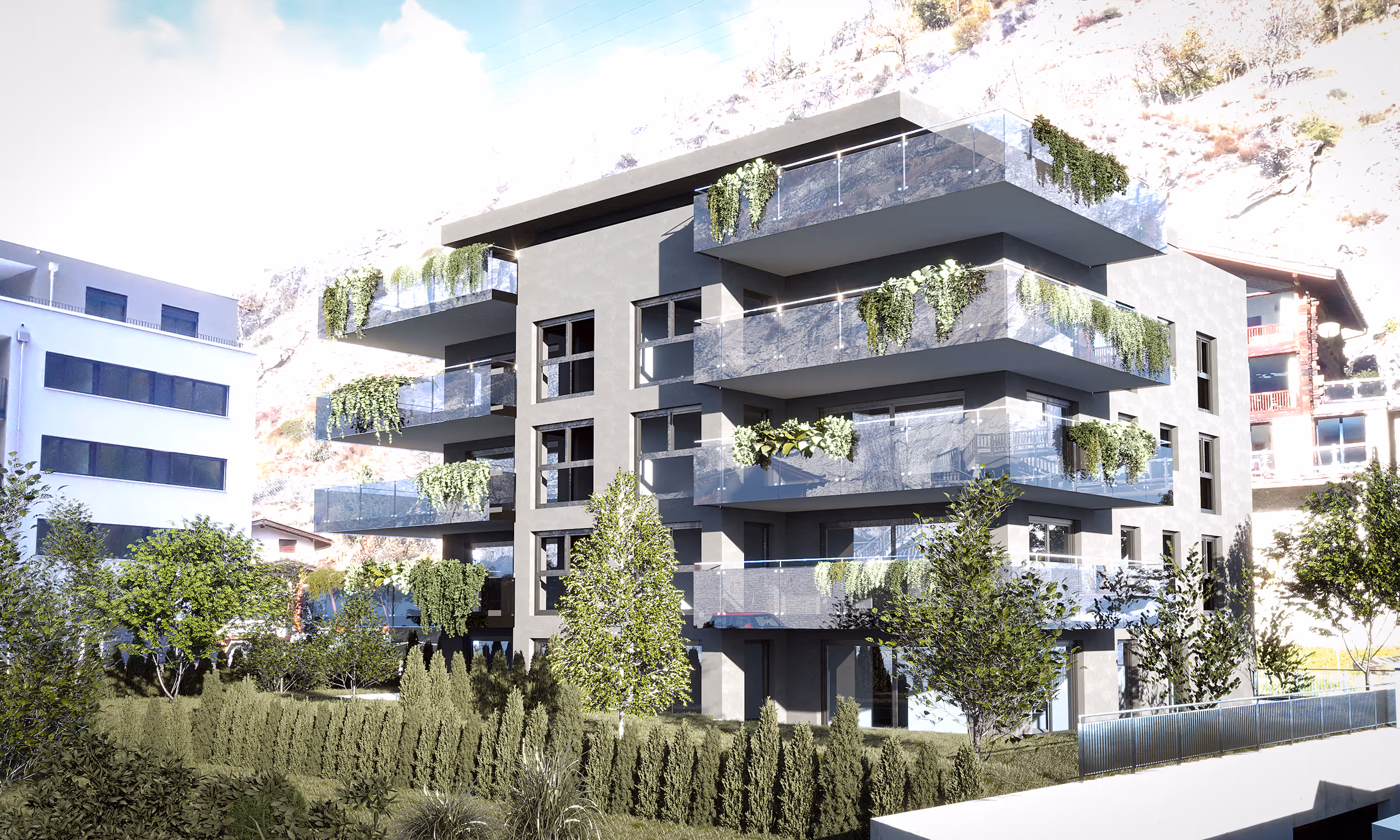 Modernes graues Wohngebäude mit verglasten Balkonen und grünen Pflanzen in einer bewachsenen Umgebung.