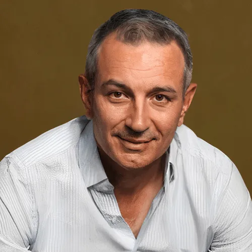 Vladimir Đukanović studied philosophy and economics at DePauw University in the USA. He began his career at J.P. Morgan Asset Management, where he rose to the position of director of financial derivatives. He then moved on to become the head trader at John Levin & Co. Europe. After that, in 2006, he became the head trader at Cirsius Capital LLP, where he remained until 2010 when he pursued his interests and retired early. Today, he advises ambitious and rapidly growing companies on how to achieve their financial goals.