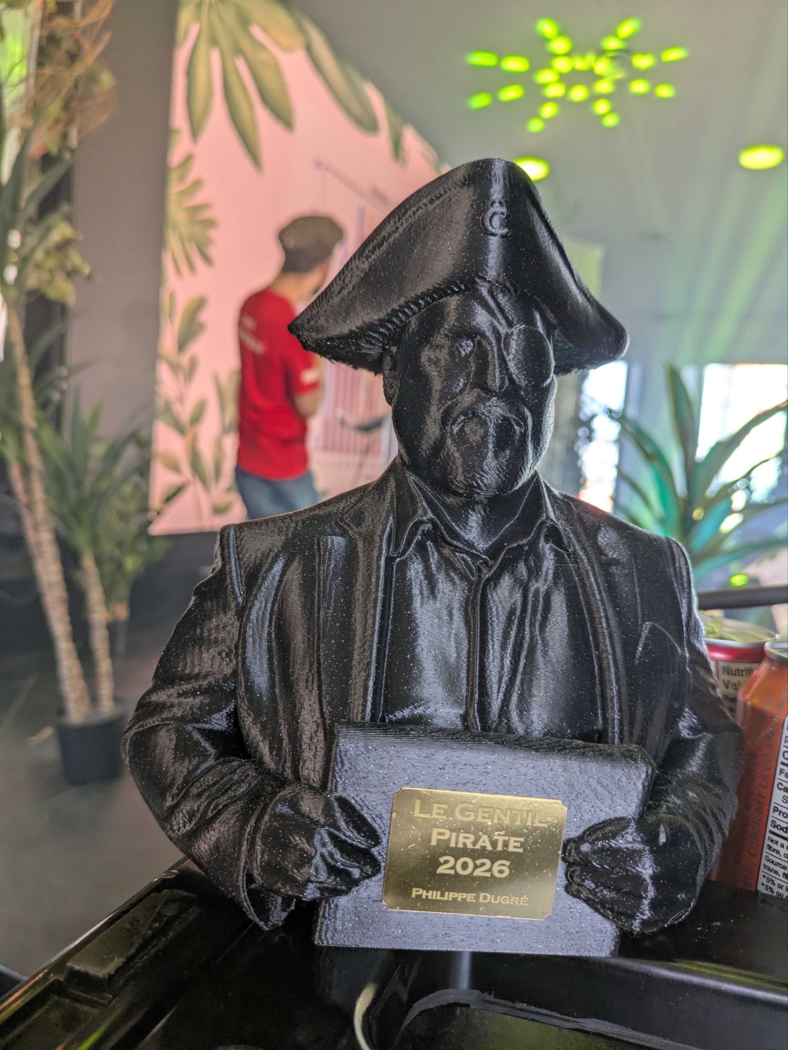 A close-up shot shows the 3D-printed black pirate trophy awarded to Philippe Dugre for Le Gentil Pirate 2026.