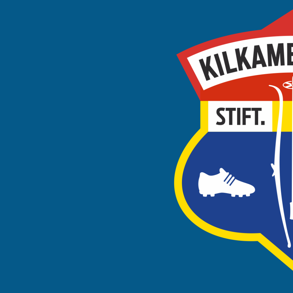 Delvis visning av Kilkenny GAA-emblem med fotballsko på blå bakgrunn.