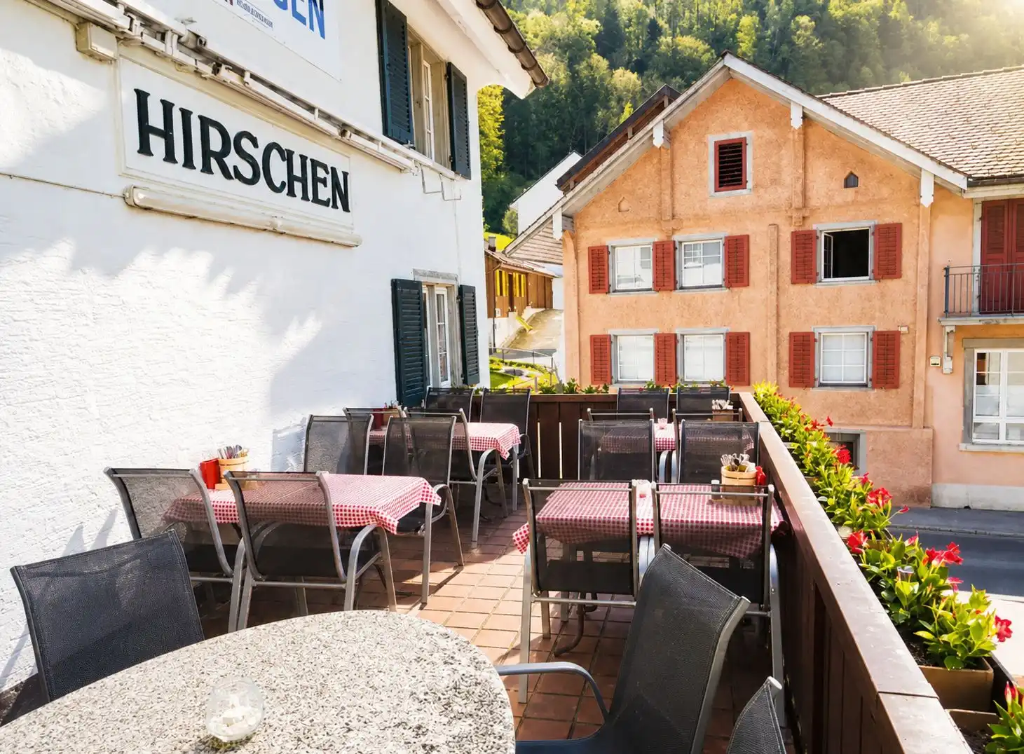 Terrasse des Restaurant Hirschen Heuringen mit Blick auf die Umgebung und Sitzplätzen im Freien