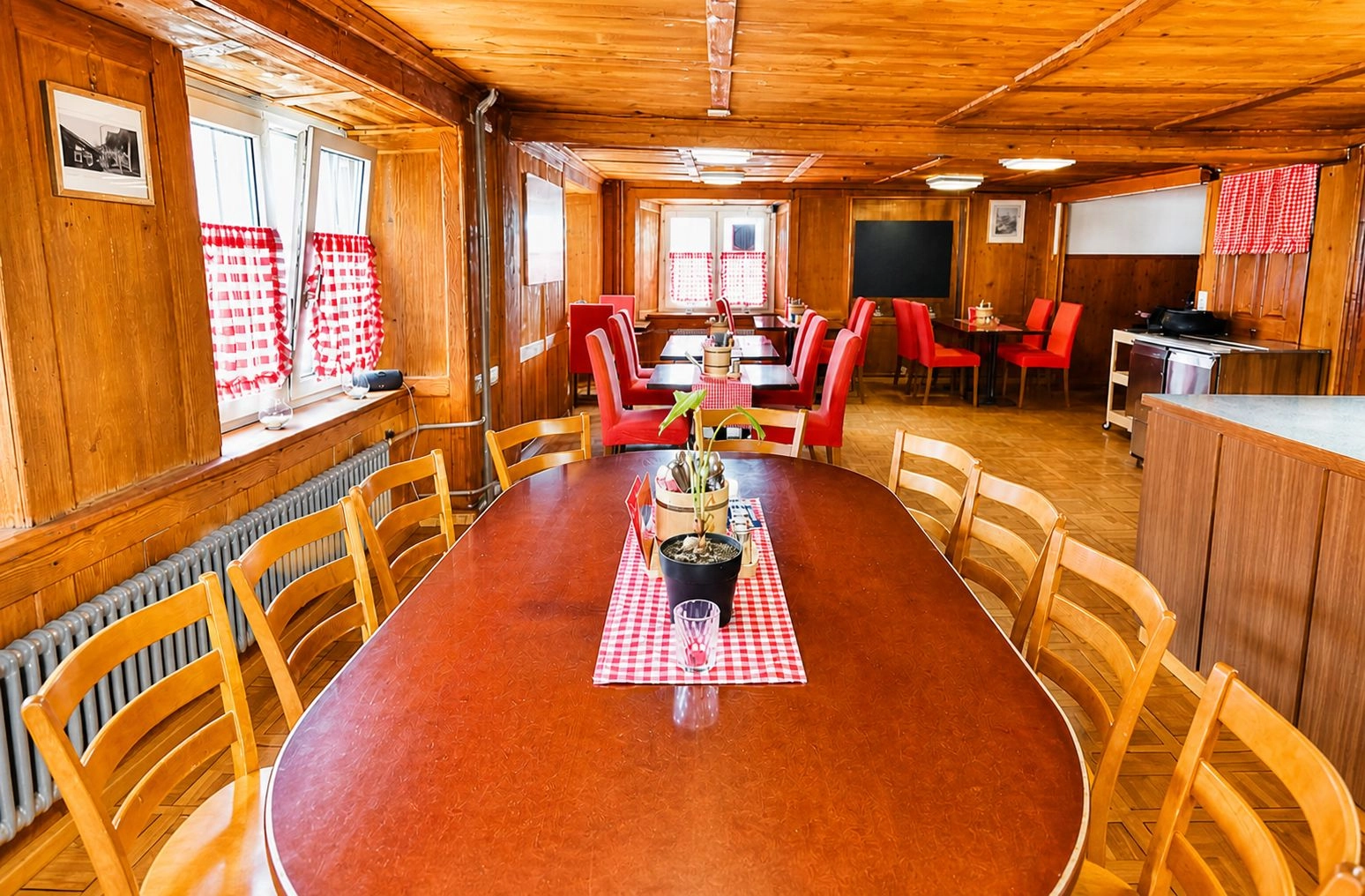Gemütlicher Gastraum im Restaurant Hirschen Heuringen mit Holztischen und traditioneller Einrichtung