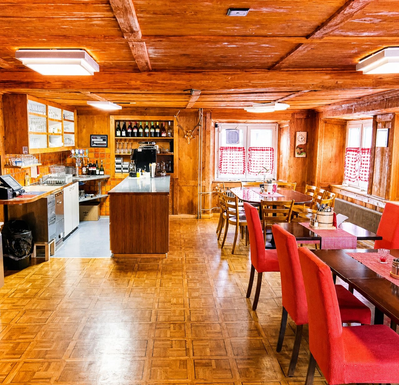 Innenbereich des Restaurant Hirschen Heuringen mit Bar und rustikalem Holzinterieur