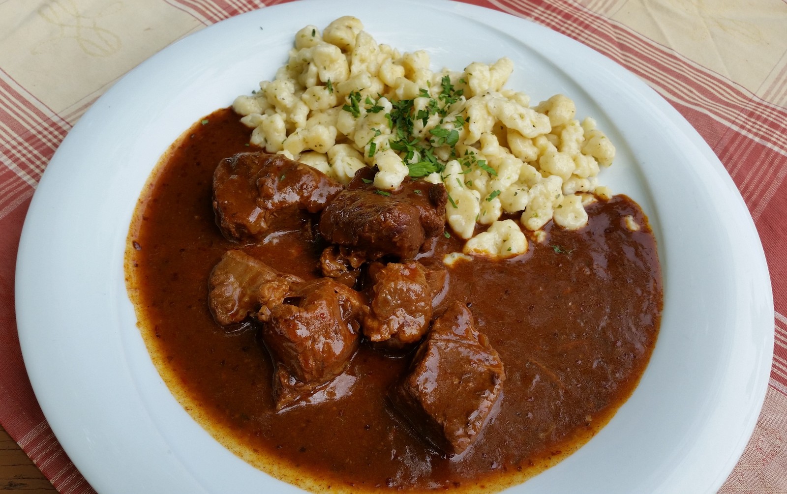 Zart geschmortes Hirschragout in Rotweinsauce mit Spätzle im Restaurant Hirschen Heuringen