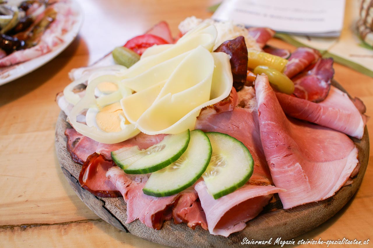 Klassischer Tafelspitz mit Röstkartoffeln und Beilagen im Restaurant Hirschen Heuringen