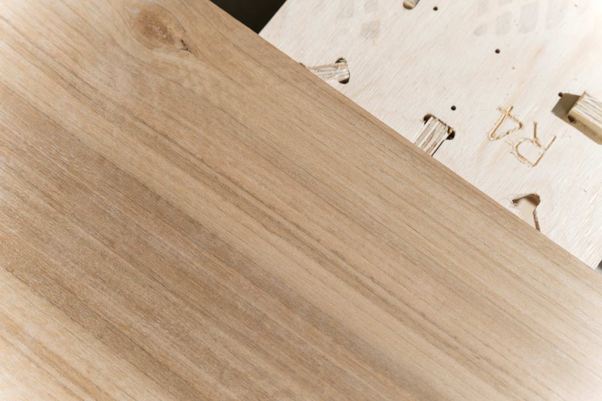 Close up of a laminate lining and a R4 Part made out of plywood.