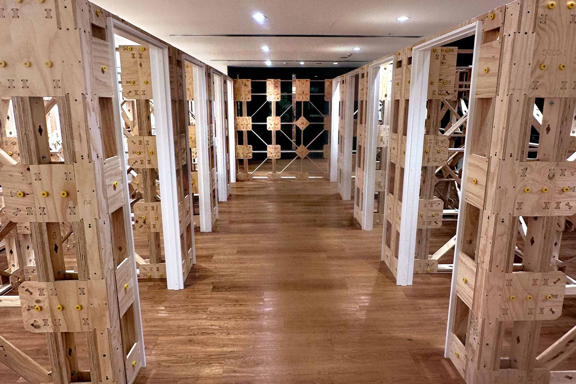 The corridor of mounted bare XFrame Uniqlo Changing rooms.