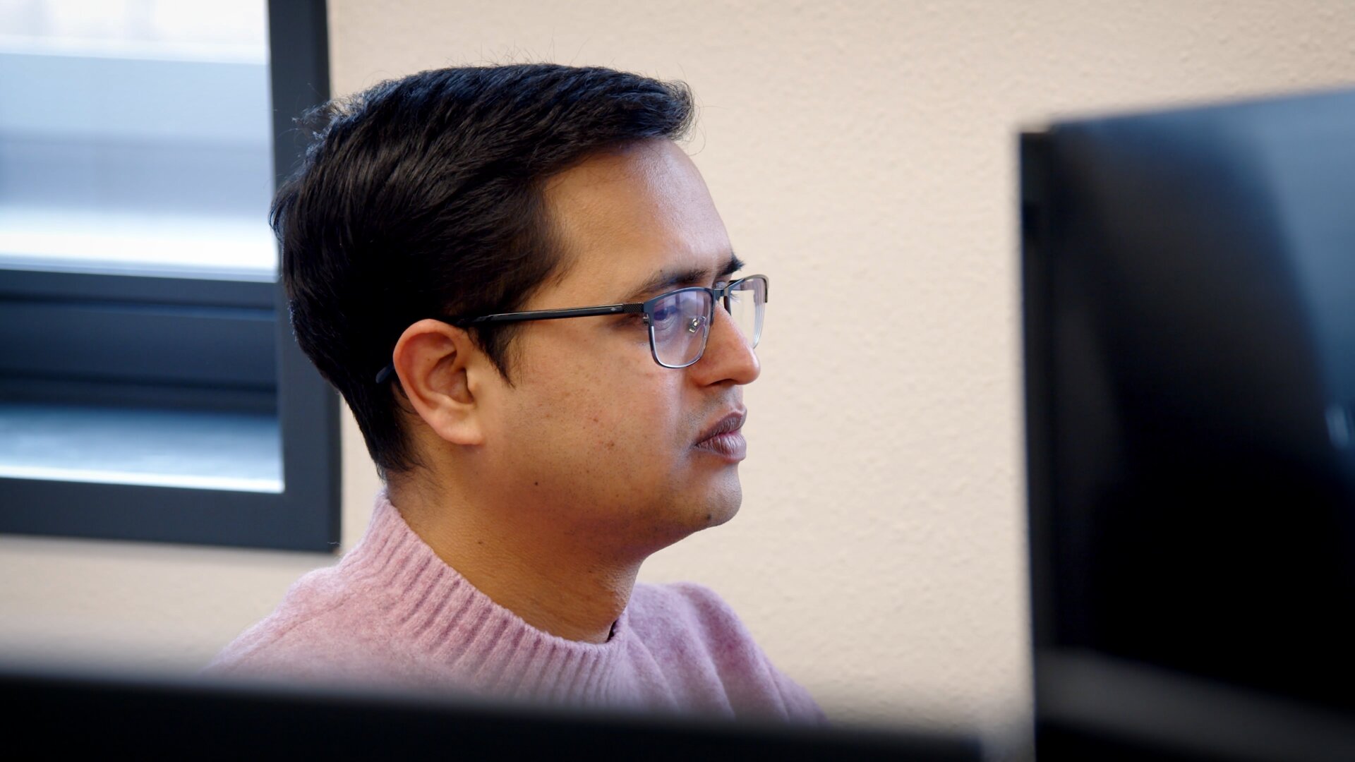 Contractor risk review on screen