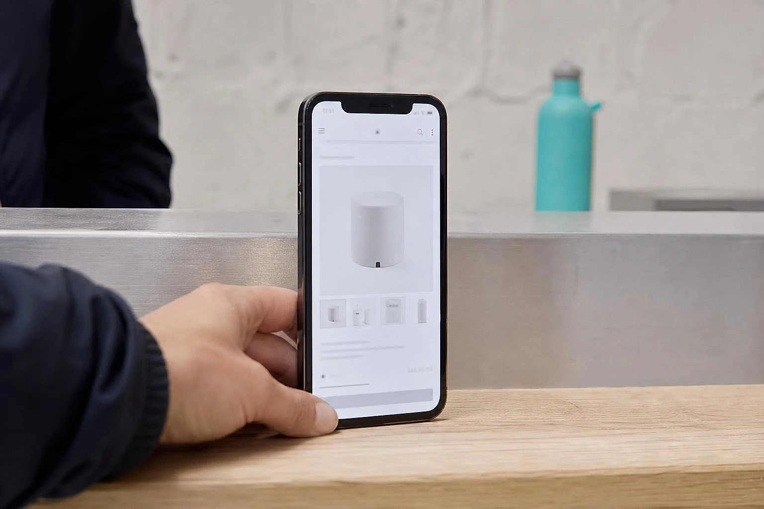 Fiche produit affichée sur un smartphone posé sur le comptoir, test de vitesse mobile en conditions réelles